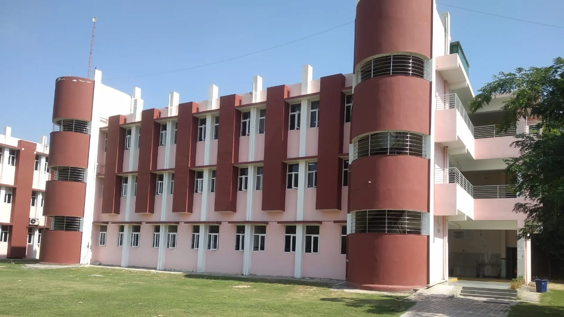 Delhi English Academy campus